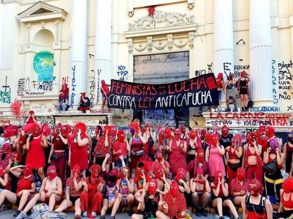 En el registro compartido bajo el hashtag #capuchasrojasenresistencia (s.a., enero del 2020), se puede ver la convocatoria masiva de capuchas rojas manifestándose en contra de la ley Anti-Capucha.